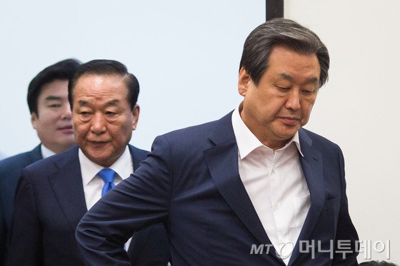 김무성 새누리당 대표, 서청원 최고위원이 17일 서울 여의도 국회에서 열린 최고위원회의에 참석하고 있다. 서 최고위원은 이날 회의에서 "김무성 대표가 추진하던 여야 동시 오픈프라이머리가 야당 때문에 어려움에 봉착했다"며 김 대표를 향해 입장표명을 촉구했다. 2015.9.17/뉴스1  <저작권자 © 뉴스1코리아, 무단전재 및 재배포 금지>