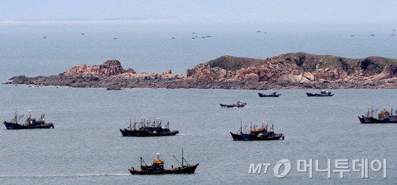 지난 5월 7일 인천시 옹진군 연평도 NLL인근 해역에 중국어선들이 모여있다. 옹진군청은 지난달 20일경부터 중국어선 100~150여척이 출어하고 있다고 밝혔다./사진제공=옹진군청