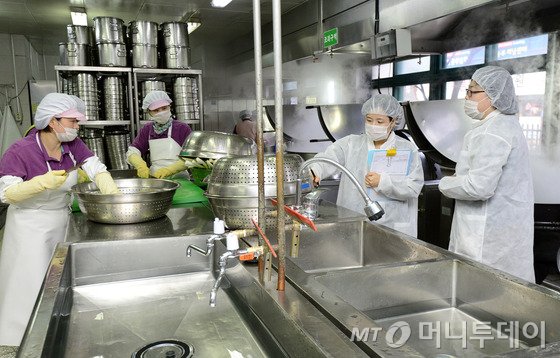 지난 3월 3일 오전 서울 강북구의 한 초등학교에서 노원구청 보건위생과 직원과 교육청 관계자가 학교급식 식중독 예방을 위해 급식실 위생상태를 점검하고 있다. /사진=뉴스1