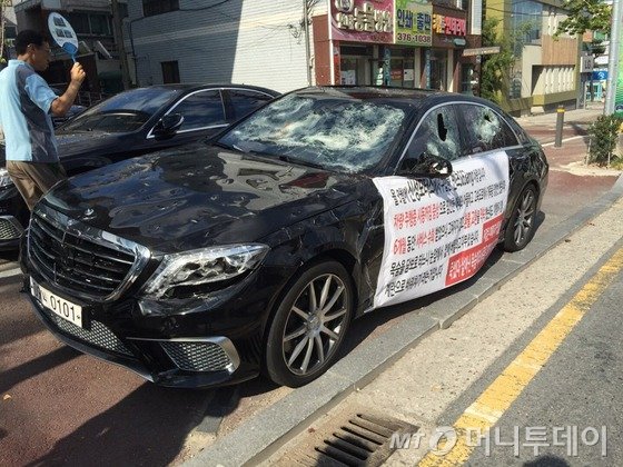 14일 오후 광주 서구 화정동 한 외제차 판매점 앞에 훼손된 벤츠가 주차돼있다.이 차의 주인 유모씨는 자동차를 환불해주기로 약속한 회사가 무대응으로 나오자 지난 12일 오후 5시께 같은 장소에서 골프채로 자신의 차량을 때려 부쉈다. 2015.9.14/뉴스1   <저작권자 © 뉴스1코리아, 무단전재 및 재배포 금지>