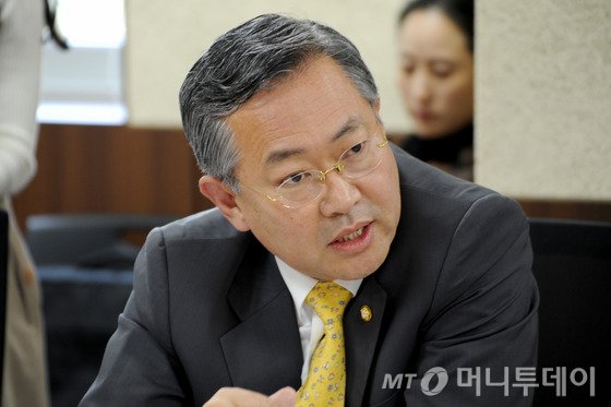 박남춘 의원이 10일 오전 강원 원주시 국립과학수사연구원 본원에 대한 안전행정위원회 2014국정감사에서 발언을 하고 있다. 2014.10.10/뉴스1