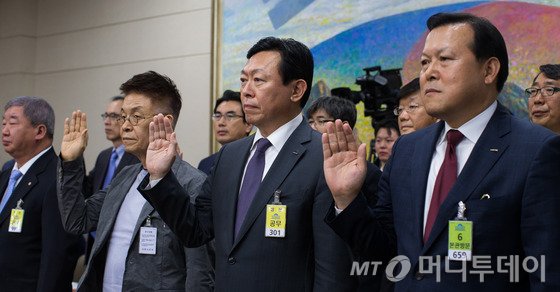 신동빈 롯데그룹 회장을 비롯한 증인들이 지난 17일 서울 여의도 국회에서 열린 국회 정무위원회의 공정거래위원회 등에 대한 국정감사에 출석해 증인선서를 하고 있다./사진=뉴스1