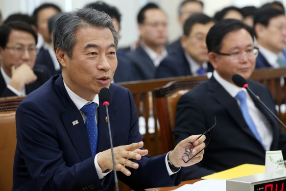 정종섭 행정자치부 장관이 18일 서울 여의도 국회에서 열린 안전행정위원회의 행정자치부에 대한 국정감사에서 의원들의 질의에 답하고 있다./사진=뉴스1