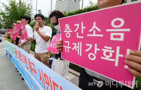 소음진동패해예방시민모임 회원들이 17일 오후 서울 종로구 세종로 정부서울청사 앞에서 '살인을 부르는 층간소음 관련 참사에 대한 입장발표 기자회견'을 열고 있다.이날 참가자들은 "정부와 자자체는 층간소음 전수조사 실시 및 실효성 있는 대책을 마련하라고 주장했다. / 사진=뉴스1