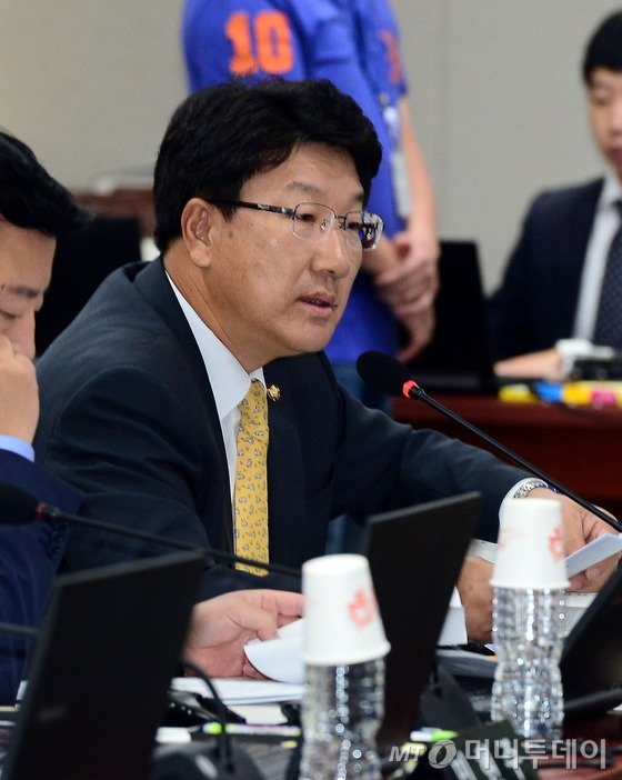 국회 환경노동위원회 여당 간사인 권성동 의원이 11일 정부세종청사에서 열린 고용노동부에에 대한 국정감사에서 오전 중 정부의 노동개혁 향후 추진방향에 대한 브리핑에 대해 야당과 설전을 벌이고 있다. / 사진=뉴스1