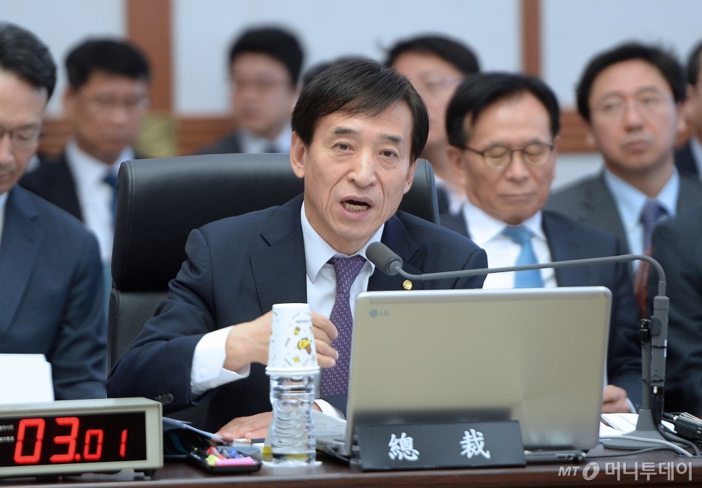 이주열 한국은행 총재가 지난 17일 국정감사에서 의원들의 질의에 답변하고 있다. /사진제공=뉴스1