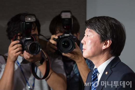 안철수 새정치민주연합 전 대표가 20일 서울 여의도 국회 의원회관에서 열린 대권선언 3주년 기자간담회를 마친 후 퇴장하고 있다. 2015.9.20/뉴스1  <저작권자 © 뉴스1코리아, 무단전재 및 재배포 금지>