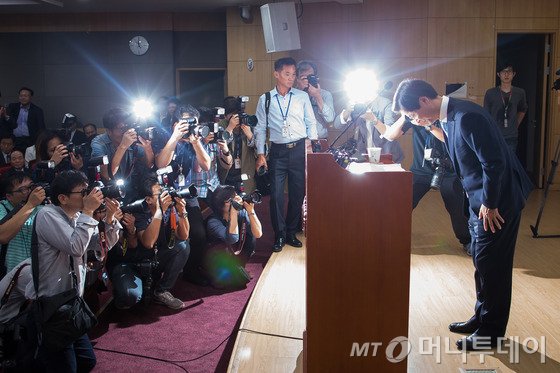 천정배 무소속 의원이 20일 서울 여의도 국회 의원회관에서 기자회견을 열고 신당 창당을 선언한 후 고개숙여 인사하고 있다. 2015.9.20/뉴스1  <저작권자 © 뉴스1코리아, 무단전재 및 재배포 금지>