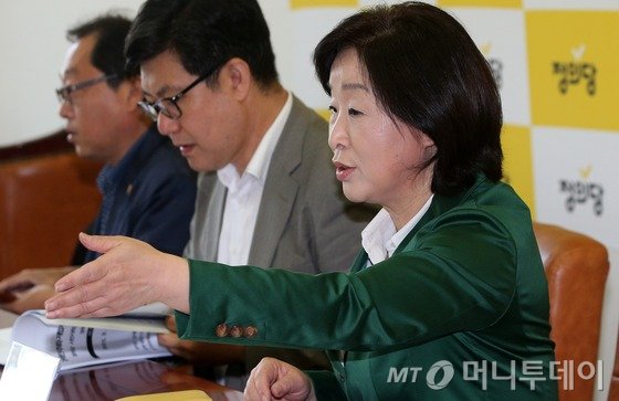 심상정 정의당 대표가 21일 서울 여의도 국회에서 열린 '경제민주화와 재벌개혁 시즌2를 위한 정의당-시민사회단체 합동 정책간담회'에서 모두발언을 하고 있다. 2015.9.21/뉴스1 <저작권자 © 뉴스1코리아, 무단전재 및 재배포 금지>