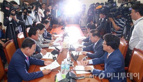 21일 서울 여의도 국회에서 열린 여야 농어촌 지방 주권 지키기 의원모임 긴급 대책회의에서 농어촌 출신 여야 의원들이 대책을 논의하고 있다. 중앙선거관리위원회 산하 선거구획정위원회는 내년 총선 지역구 수를 현행 246개와 유사한 수준인 244~249개 범위 내에서 조정하기로 해 지역구 의석수를 현재와 비슷한 수준으로 유지할 경우 농어촌 지역 의석수 감소가 불가피해진다. 2015.9.21/뉴스1  <저작권자 © 뉴스1코리아, 무단전재 및 재배포 금지>