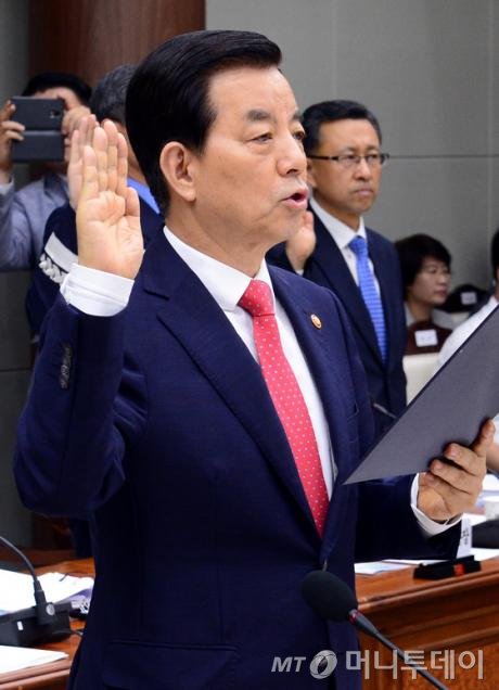 한민구 국방부장관이 21일 오전 서울 용산구 국방부 청사에서 열린 국회 법제사법위원회의 군사법원 등에 대한 국정감사에서 증인선서를 하고 있다./사진=뉴스1