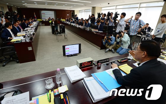 21일 오전 서울 여의도 KDB산업은행 본점에서 열린 국회 정무위 국정감사에 출석한 홍기택 산업은행 회장(오른쪽)이 의원들 질의에 답변하고 있다. /사진=뉴스1