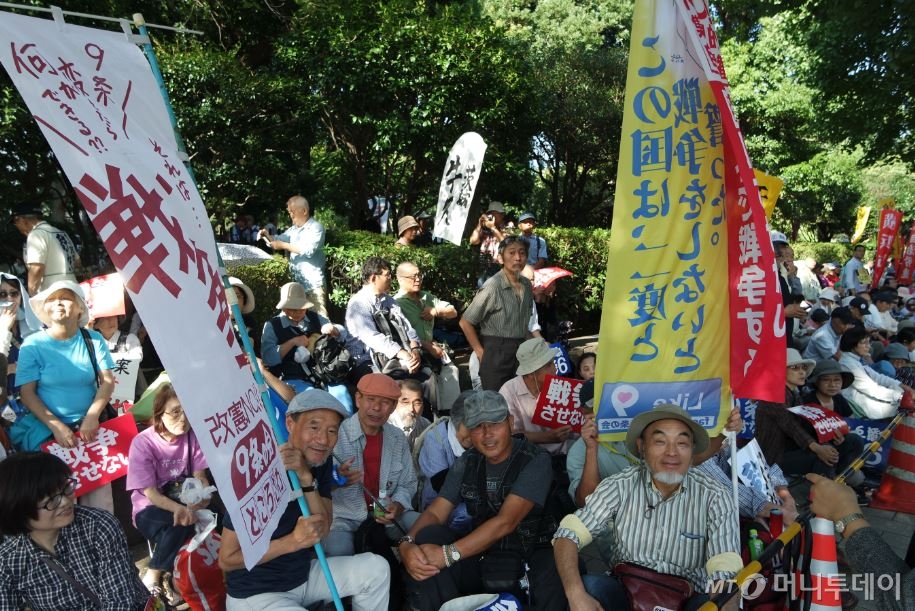 지난 15일 일본 국회의사당 주변에서 일본 시민들이 '안보 법안' 반대 시위를 벌이고 있는 모습. /사진=정혜윤 기자