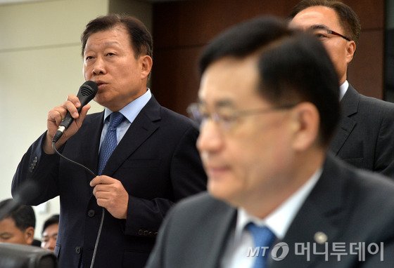 21일 오후 서울 여의도 KDB산업은행 본점에서 열린 국회 정무위 국정감사에 출석한 고재호 대우조선해양 전대표이사가 의원들 질의에 답변하고 있다. 오른쪽은 홍기택 산업은행 회장. 2015.9.21/사진=뉴스1