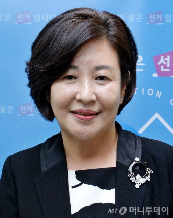 장정은 새누리당 의원이 10일 오후 경기도 과천시 중앙선관위에서 이종우 선관위 상임위원 김용희 사무총장에게 비례대표국회의원 의석승계자 결정통지서를 전달 받은 후 기념촬영을 하고 있다. 선관위는 새누리당 비례대표국회의원 김현숙의 퇴직에 따라 비례대표국회의원후보자명부 추천순위 29번 장정은 의원을 승계자로 결정했다고 밝혔다. 2015.8.10/뉴스1 <저작권자 © 뉴스1코리아, 무단전재 및 재배포 금지>