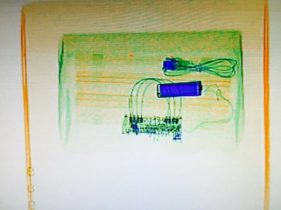 국회 X-레이 검색대를 통과한 사진