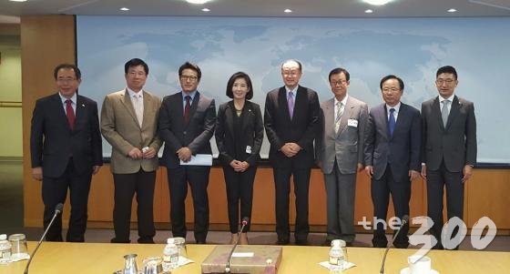 외통위원들과 김용 세계은행 총재./사진=정병국 의원 페이스북