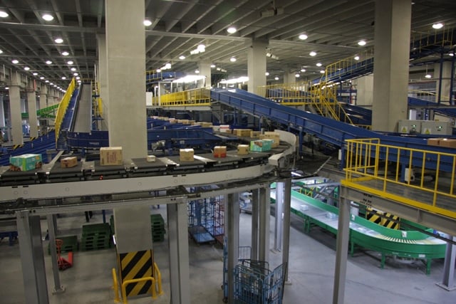 택배상자들이 서울 송파구 장지동 소재 한진 동남권 택배 허브터미널의 자동분류기 컨베이어 벨트에서 목적지를 향해 이동하고 있다./사진제공=한진