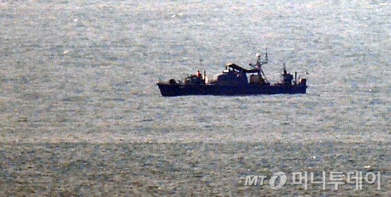 북한의 서부전선 포격도발로 남북 간 긴장이 고조되고 있는 가운데 지난달 22일 오후 인천 옹진군 연평도 망향전망대에서 바라본 북한 황해남도 앞 해안에 북측 선박이 항해하고 있다. /사진=뉴스1