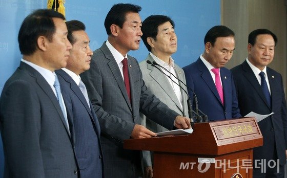 여야 농어촌 지방 주권 지키기 의원모임 소속 의원들이 21일 서울 여의도 국회에서 열린 긴급 대책회의를 마친 뒤 입장을 발표하고 있다. (왼쪽부터) 염동열, 이윤석, 황영철, 장윤석, 박덕흠, 한기호 의원. 중앙선거관리위원회 산하 선거구획정위원회는 내년 총선 지역구 수를 현행 246개와 유사한 수준인 244~249개 범위 내에서 조정하기로 해 지역구 의석수를 현재와 비슷한 수준으로 유지할 경우 농어촌 지역 의석수 감소가 불가피해진다. 2015.9.21/뉴스1  <저작권자 © 뉴스1코리아, 무단전재 및 재배포 금지>