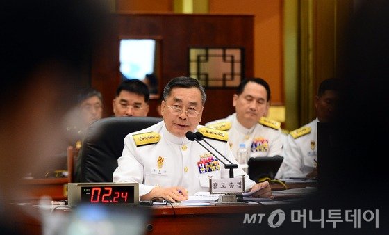 정호섭 해군 참모총장이 22일 충남 계룡시 해군본부에서 열린 국회 국방위원회의 해군본부에 대한 국정감사에서 의원질의에 답변하고 있다. /사진=뉴스1