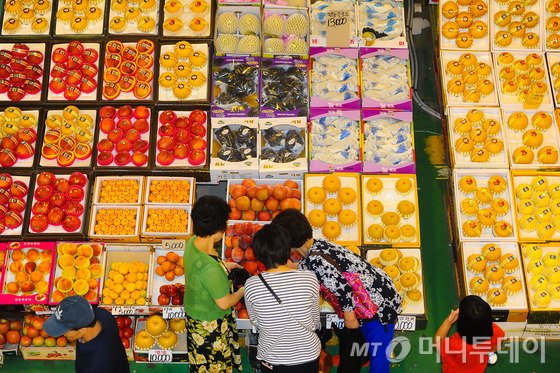 추석을 1주일 앞둔 20일 오전 부산 해운대구 반여농산물도매시장을 찾은 사람들이 제수 및 선물용 과일을 고르고 있다./사진=뉴스1