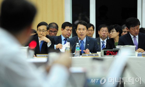 22일 오전 전북 전주시 농촌진흥청에서 열린 국제 농림축산식품해양수산위원회 국정감사에서 이양호 청장이 박민수 의원의 질문에 답변을 하고 있다./사진=뉴스1