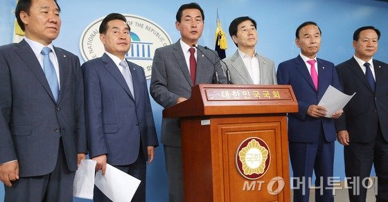 여야 농어촌 지방 주권 지키기 의원모임 소속 의원들이 21일 서울 여의도 국회에서 열린 긴급 대책회의를 마친 뒤 입장을 발표하고 있다. (왼쪽부터) 염동열, 이윤석, 황영철, 장윤석, 박덕흠, 한기호 의원. 중앙선거관리위원회 산하 선거구획정위원회는 내년 총선 지역구 수를 현행 246개와 유사한 수준인 244~249개 범위 내에서 조정하기로 해 지역구 의석수를 현재와 비슷한 수준으로 유지할 경우 농어촌 지역 의석수 감소가 불가피해진다. 2015.9.21/뉴스1  <저작권자 ⓒ 뉴스1코리아, 무단전재 및 재배포 금지>