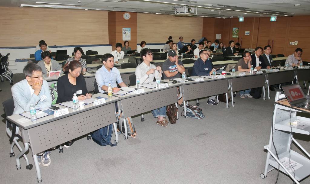 23일 서울 광화문 서울창조경제혁신센터에서 열린 제5회 청년기업가대회 결선에서 심사위원 13명이 심사하고 있다./사진=박찬하 인턴기자