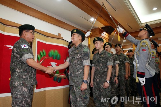 김요환 육군참모총장이 지난달 28일 오전 서울 용산구 육군회관에서 열린 '전역 연기 장병 격려 행사'에서 장병들과 악수하고 있다. /사진=뉴스1