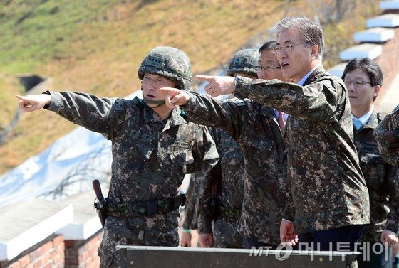 지난 21일 오후 국회 국방위원회 국정감사가 육군제28사단에서 진행된 가운데 정두언 국방위원회 위원장과 문재인 새정치민주연합 대표 등 국방위원들이 경기도 연천 태풍전망대에서 포격도발 현장을 확인하고 있다.(사진공동취재단) /사진=뉴스1