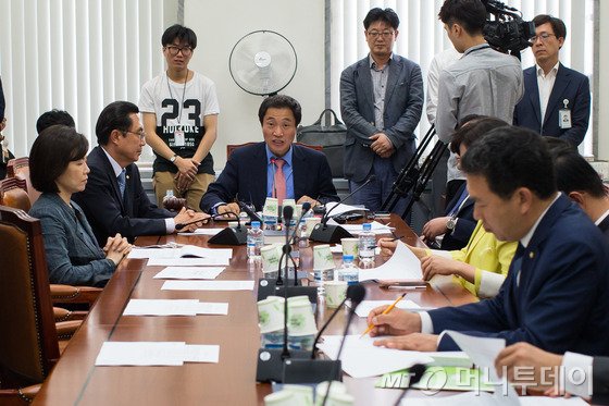 23일 서울 여의도 국회에서 정치개혁특별위원회 공직선거법심사소위원회가 열리고 있다. 여야는 이 자리에서 내년 20대 총선에 적용할 국회의원 선거구 획정 기준 등을 논의한다. 2015.9.23/뉴스1 <저작권자 © 뉴스1코리아, 무단전재 및 재배포 금지>