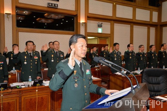 23일 충청남도 계룡대에서 열린 국회 국방위원회의 육군 국정감사에서 장준규 참모총장이 선서를 하고 있다. /사진=뉴스1