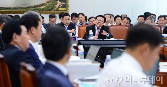 이동필 농림축산식품부 장관이 10일 오전 서울 여의도 국회에서 열린 농림축산식품해양수산위원회의 농림축산식품부에 대한 국정감사에서 의원들의 질의에 답하고 있다. /사진=뉴스1