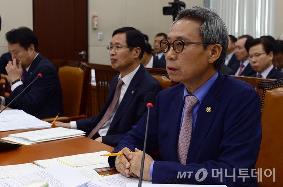 이근면 인사혁신처장이 11일 오전 서울 여의도 국회에서 열린 안전행정위원회의 중앙선거관리위원회, 인사혁신처에 대한 국정감사에 출석해 의원들의 질의에 답하고 있다. 2015.9.11/뉴스1