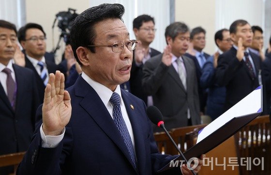 박인용 국민안전처 장관이 15일 서울 여의도 국회에서 열린 안전행정위원회의 국민안전처 등에 대한 국정감사에서 증인 선서를 하고 있다. 2015.9.15/뉴스1