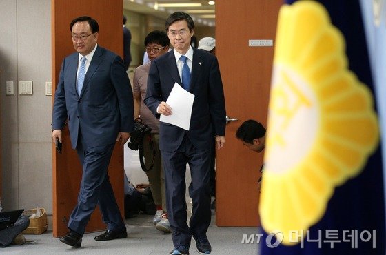 새정치민주연합 조경태 의원이 24일 서울 여의도 국회 정론관에서 당 혁신위의 '해당행위자 지목'과 관련한 기자회견을 하기 위해 입장하고 있다. 조 의원은 이 자리에서 "혁신위는 문재인 대표의 전위부대임이 드러났다"며 "징계 운운하지 말고 차라리 나를 제명하라"고 밝혔다. 2015.9.24/사진=뉴스1