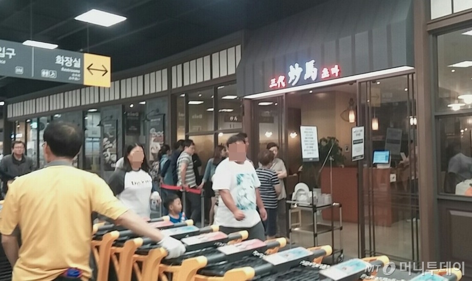 이마트타운 1층 '초마' 앞. 이른 저녁부터 사람들이 줄을 서 있다.