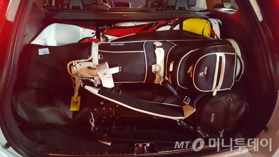 볼보 XC 60 D3는 2열 좌석을 접지 않은 상태에서 트렁크에 대형 골프백 4개를 넣고도 공간이 남았다. /사진=양영권 기자