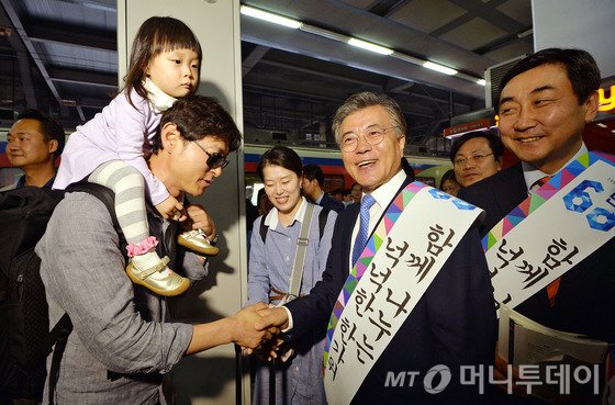 문재인 새정치민주연합 대표와 이종걸 원내대표가 25일 오전 서울 용산역에서 시민들과 귀성인사를 하고 있다. 2015.9.25/뉴스1 <저작권자 © 뉴스1코리아, 무단전재 및 재배포 금지>