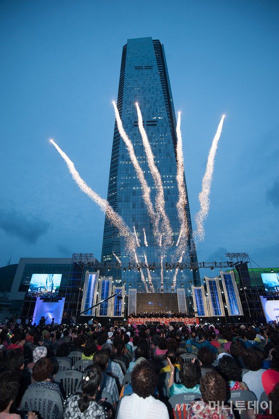 한국예탁결제원이 입주한 부산 남구 국제금융센터에서 열린 '금융센터(BIFC)'. 준공 1주년 기념 음악회에서 행사 시작을 알리는 축포가 터지고 있다. 이곳에는 예탁결제원 외에도 주택도시보증공사, 한국남부발전, 한국자산관리공사, 한국주택금융공사, 한국거래소 등이 입주해있다. 2015.8.31/뉴스1  <저작권자 © 뉴스1코리아, 무단전재 및 재배포 금지>