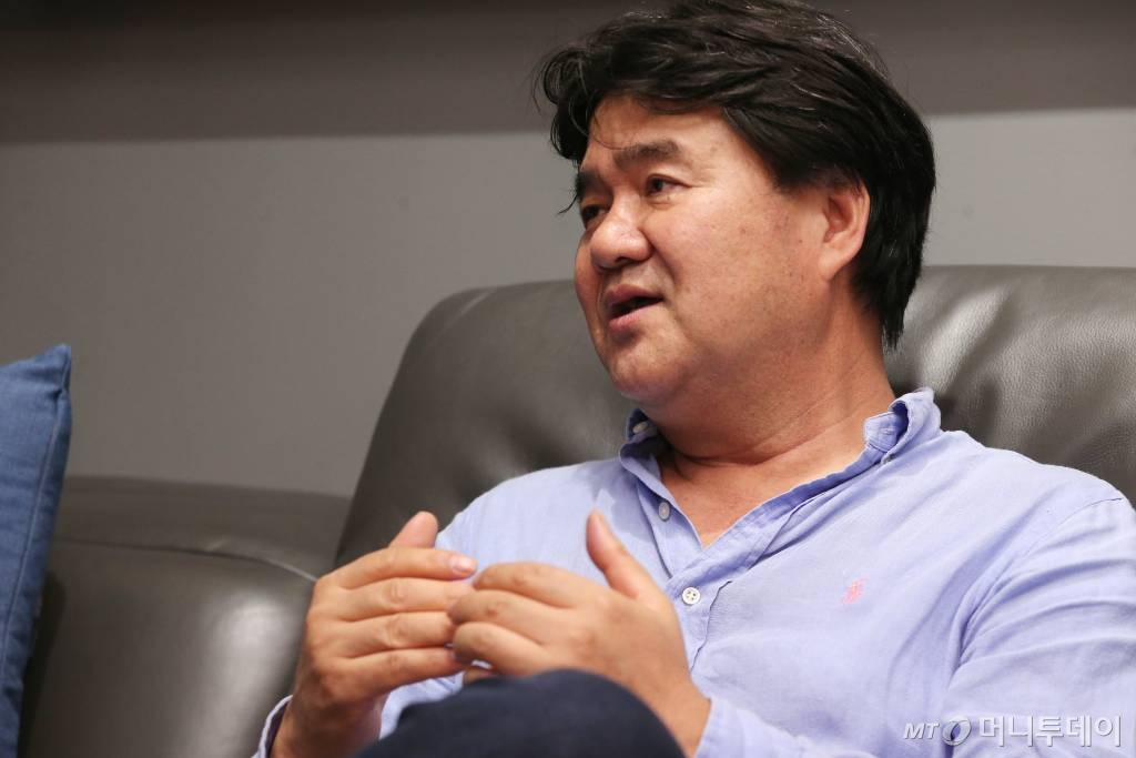 이길래 작가는 동파이프를 작게 잘라 타원형으로 만든 뒤 산소용접으로 이어붙여 나무를 만드는 방식으로 작업을 한다. 그는 "동은 세월을 따라 익어가는 재료"라고 말했다. /사진=박찬하 인턴기자