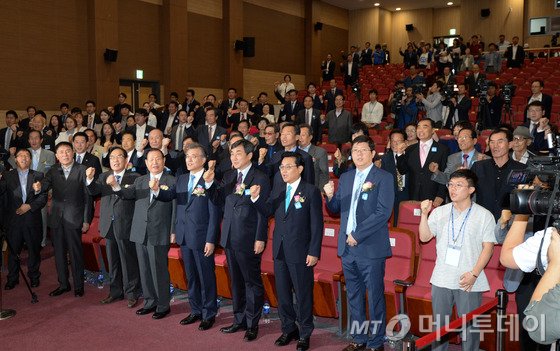 새정치민주연합 문재인 대표와 이종걸 원내대표가 18일 서울 여의도 국회 의원회관에서 열린 새정치민주연합 창당 60주년 기념식에서 참석자들과 함께 파이팅을 외치고 있다. 기념식장은 참석자 대부분이 빠져나가 썰렁한 모습을 보이고 있다. 2015.9.18/뉴스1 <저작권자 © 뉴스1코리아, 무단전재 및 재배포 금지>