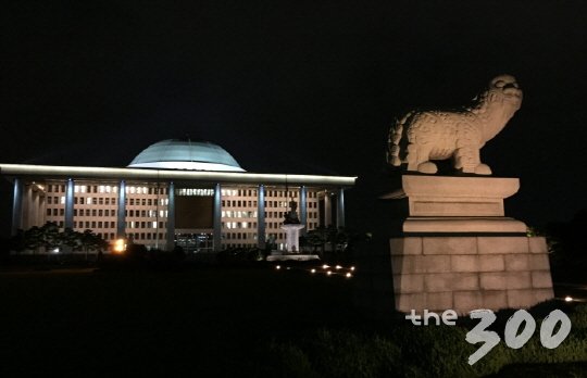 해태상을 앞세워 야간 조명을 켠 지금의 국회의사당. 과거 황량했던 이 일대 모습을 떠올리기 어렵다./국회사무처 제공