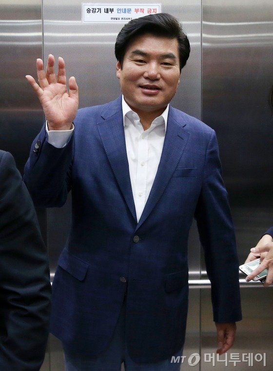 새누리당 원유철 원내대표가 29일 서울 여의도 새누리당사에서 열린 긴급 최고위원회의를 마친 뒤 엘리베이터에 올라 취재진에게 손인사를 하고 있다. 새누리당 지도부는 비공개로 진행된 이날 회의에서 여야 대표가 합의한 안심 번호를 통한 국민공천제 등 내년 총선룰과 선거구획정 문제 등을 집중 논의했다. 2015.9.29/뉴스1  <저작권자 © 뉴스1코리아, 무단전재 및 재배포 금지>