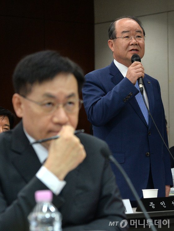 지난 21일 오후 서울 여의도 KDB산업은행 본점에서 열린 국회 정무위 국정감사에 출석한 정성립 대우조선해양 대표이사가 의원들 질의에 답변하고 있다. 왼쪽은 홍기택 산업은행 회장. 2015.9.21/사진=뉴스1