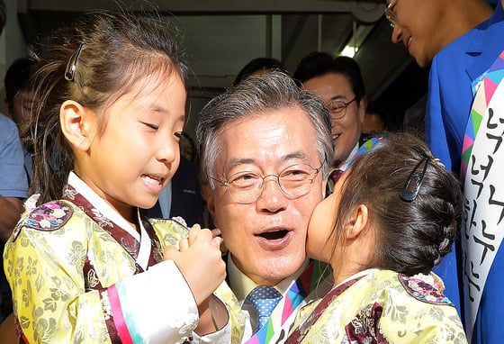 문재인 새정치민주연합 대표가 지난 25일 오전 서울 용산역에서 시민들과 귀성인사를 하고 있다./사진=뉴스1제공