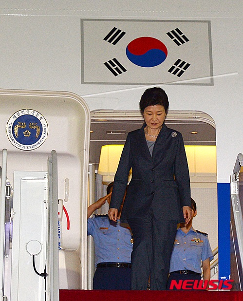 박근혜 대통령이 30일 오전 유엔총회 참석 등의 일정을 마치고 경기도 성남 서울공항으로 귀국하고 있다./ 사진=뉴시스