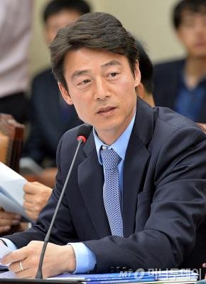 송호창 새정치민주연합 의원이 13일 오전 서울 여의도 국회에서 열린 미방위의 미래창조과학부에 대한 국정감사에서 최양희 장관에게 질의를 하고 있다. 2014.10.13/뉴스1  <저작권자 © 뉴스1코리아, 무단전재 및 재배포 금지>