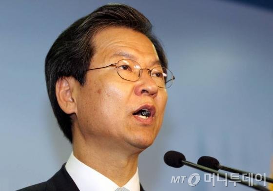 민주당 천정배 최고위원이 15일 오전 서울 여의도 국회 정론관에서 서울시장 경선후보 등록 기자회견을 하고 있다. / 홍봉진 기자